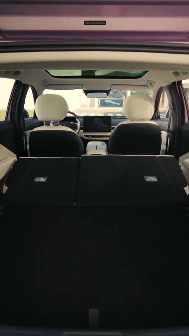 Rear Seats With 4/6 Folded